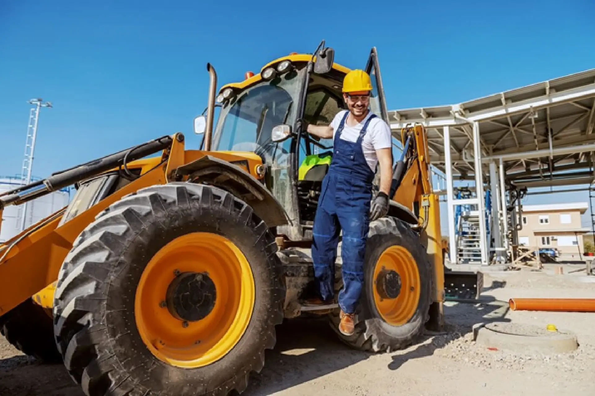 Jaką rolę pełnią filtry hydrauliczne maszyn budowlanych i jak o nie dbać? Poradnik